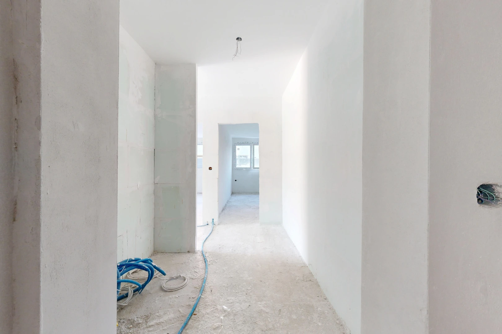 couloir avec inside property et unfinished floor