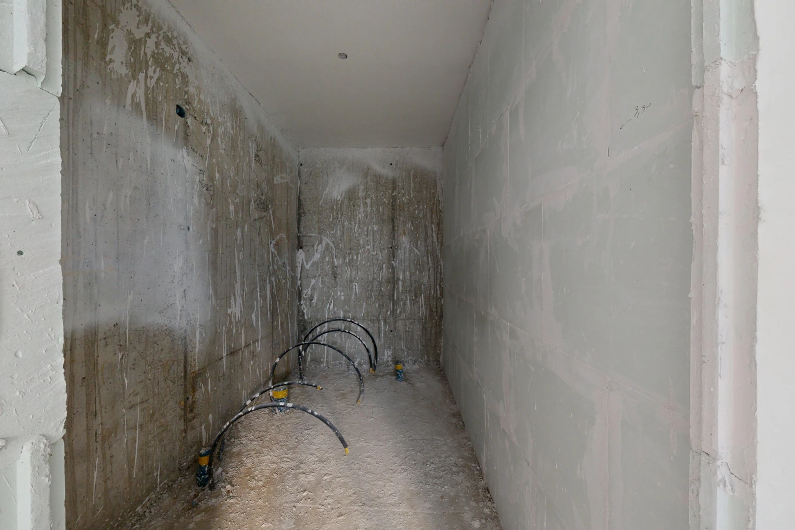 pièce vide avec inside property et unfinished floor