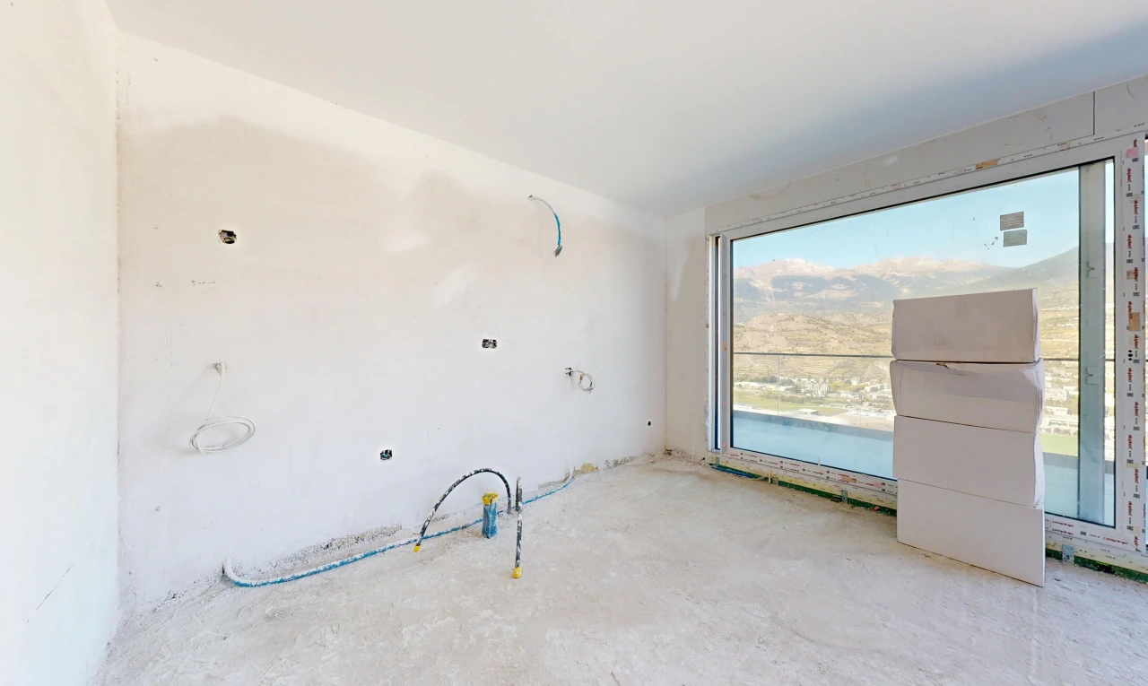 pièce vide avec inside property, day time, concrete floor, sol en béton, et unfinished concrete floor