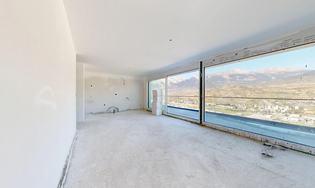 pièce vide avec vue sur la montagne, mountain view, day time, accès à l'extérieur, et concrete floor