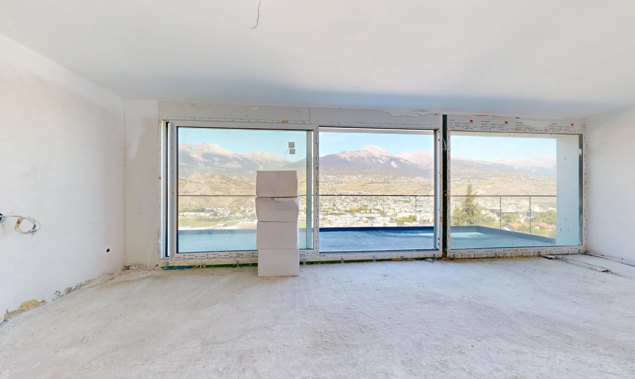 pièce vide avec vue sur la montagne, mountain view, view focus, accès à l'extérieur, et day time