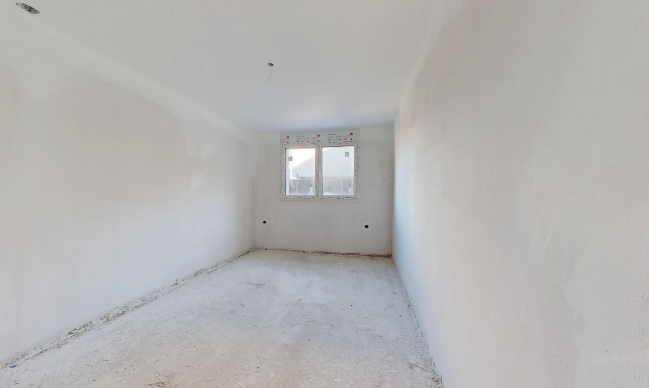 pièce vide avec inside property, drywall, cloison sèche, et lumière naturelle