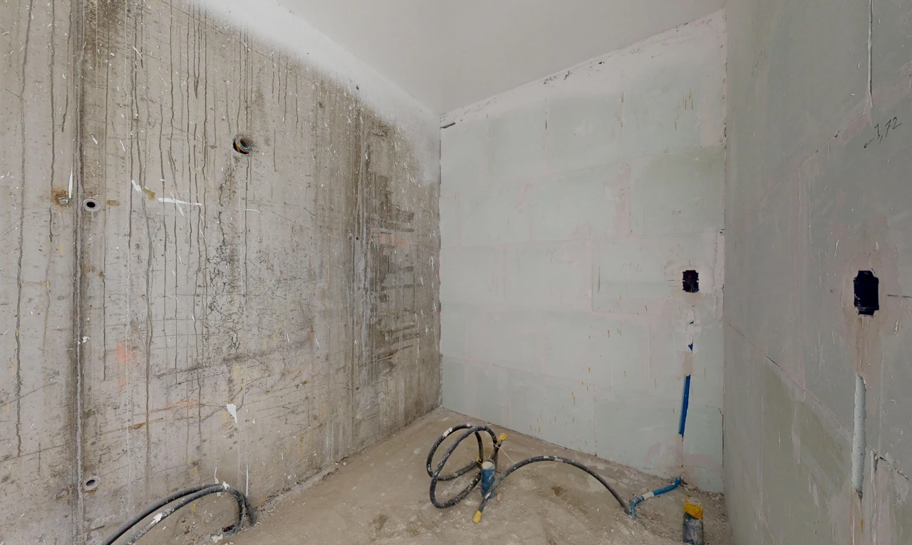 pièce vide avec unfinished floor et inside property