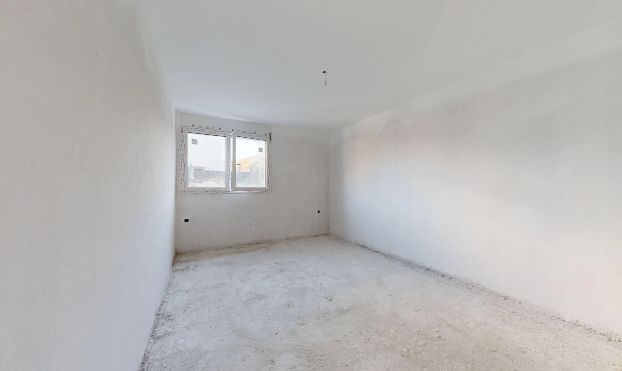 pièce vide avec inside property, drywall, cloison sèche, et lumière naturelle