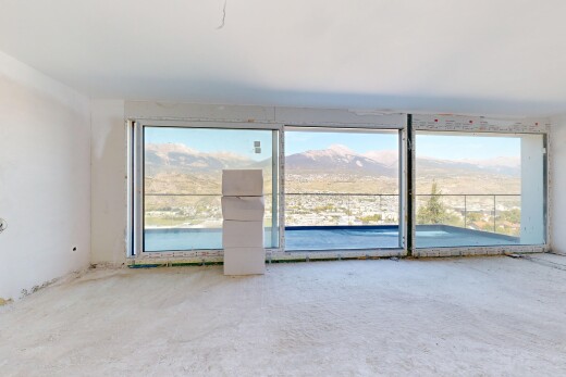 pièce vide avec vue sur la montagne, mountain view, view focus, accès à l'extérieur, et day time