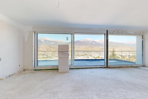 pièce vide avec vue sur la montagne, mountain view, view focus, accès à l'extérieur, et day time