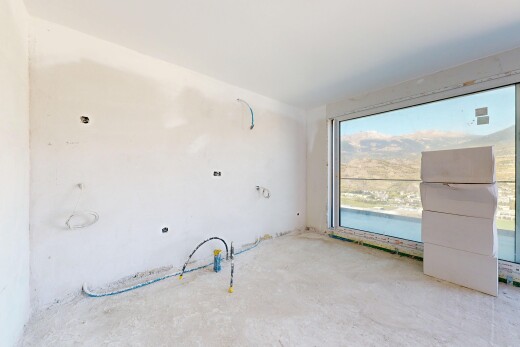 pièce vide avec inside property, day time, concrete floor, sol en béton, et unfinished concrete floor
