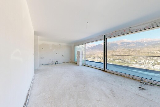pièce vide avec vue sur la montagne, mountain view, day time, accès à l'extérieur, et concrete floor