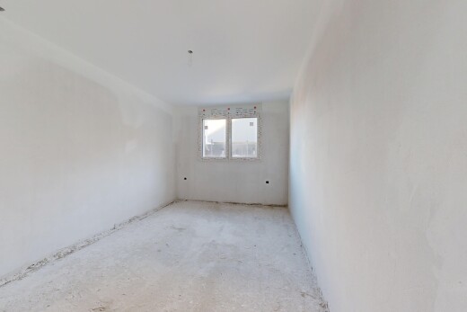 pièce vide avec inside property, drywall, cloison sèche, et lumière naturelle