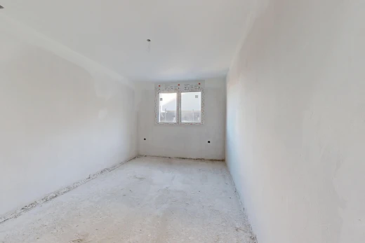pièce vide avec inside property, drywall, cloison sèche, et lumière naturelle