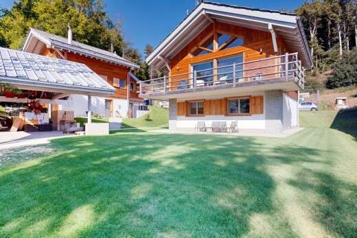 außenansicht mit terrasse, rasen, day time, property visible, und holzverkleidung