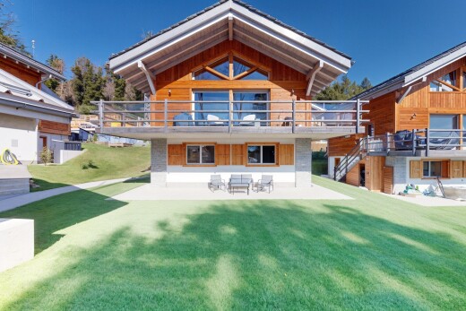 außenansicht mit terrasse, property visible, day time, rasen, und holzverkleidung