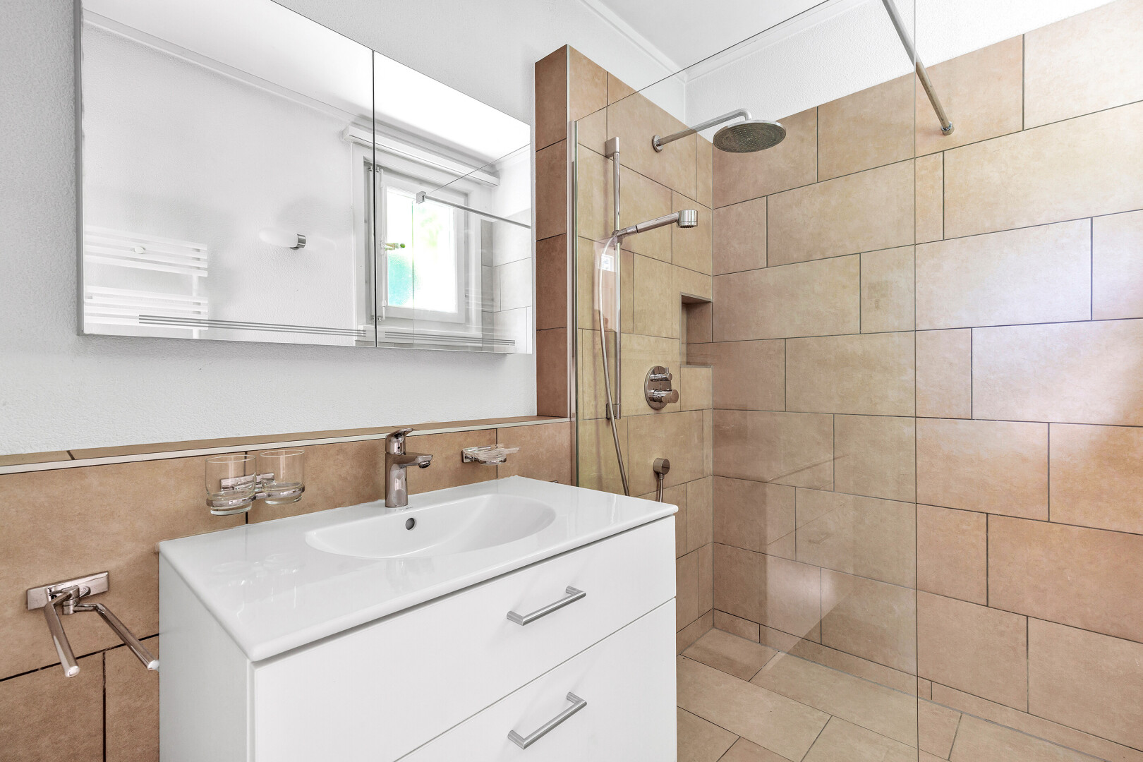 salle de bains avec lavabo (ou coiffeuse selon le contexte), douche, salle de bain complète, inside property, et natural light