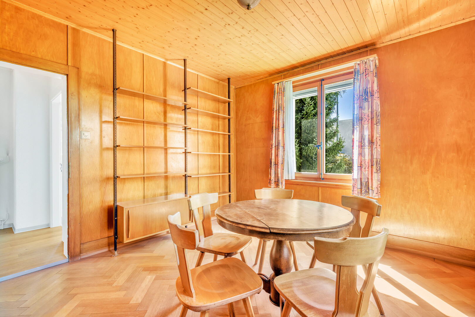 salle à manger avec parquet floor, inside property, natural light, lumière naturelle, et wood ceiling