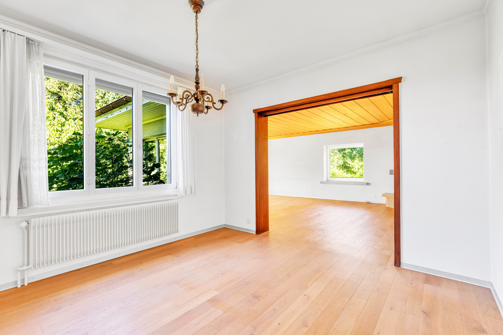 pièce vide avec radiateur, lumière naturelle, natural light, inside property, et sol en finition bois