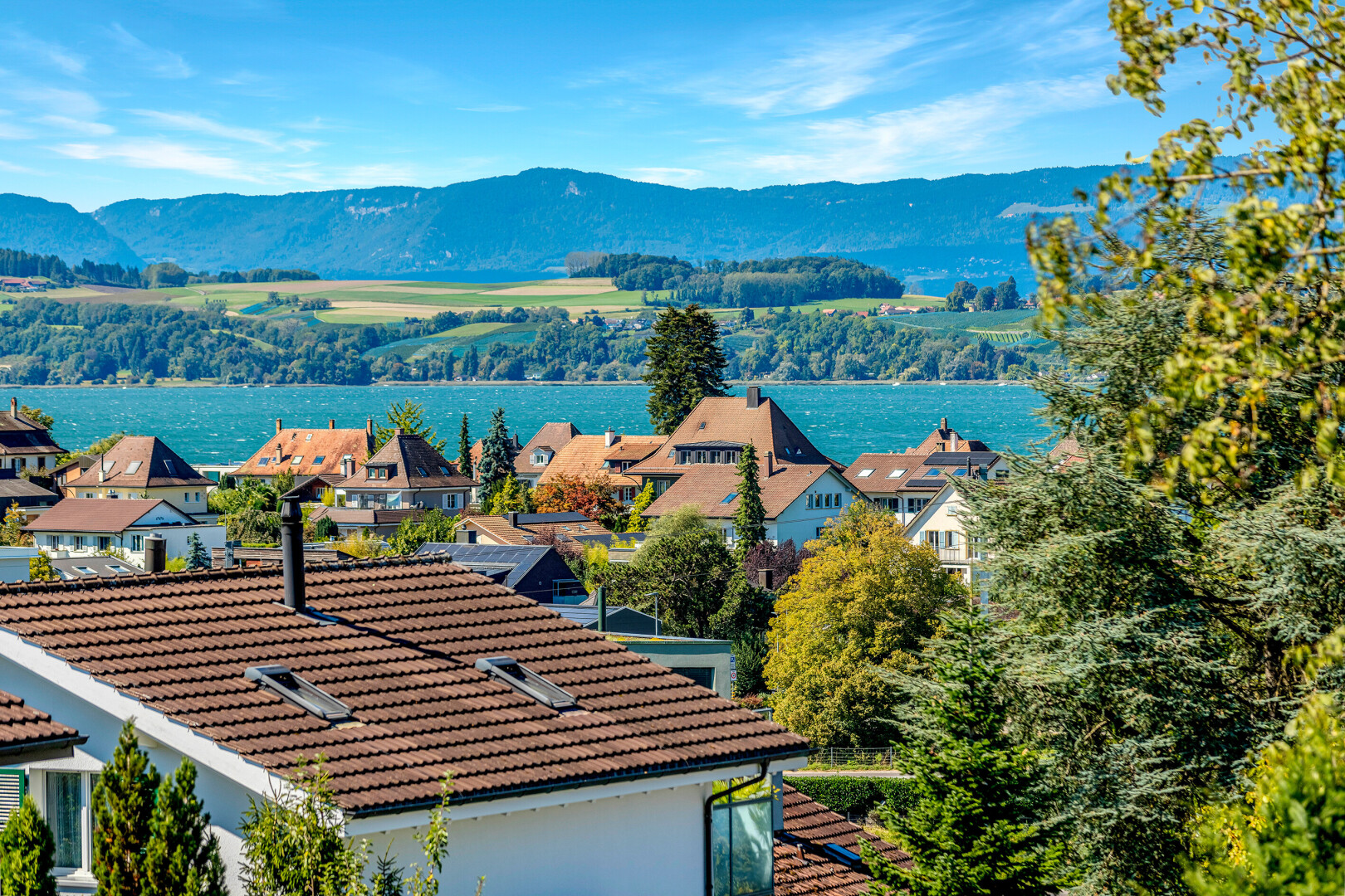 vue sur la montagne avec drone view, vue sur la montagne, mountain view, day time, et vue résidentielle