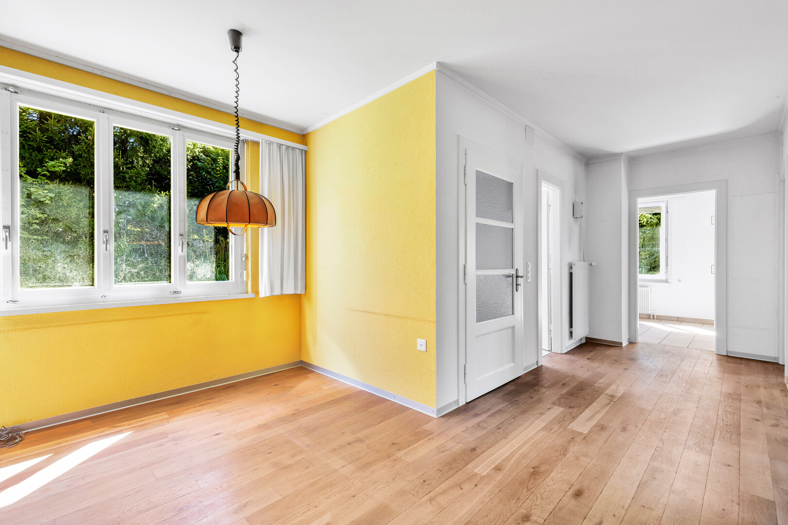pièce vide avec wood finish floor, sol en finition bois, inside property, baseboards wall, et plinthes murales