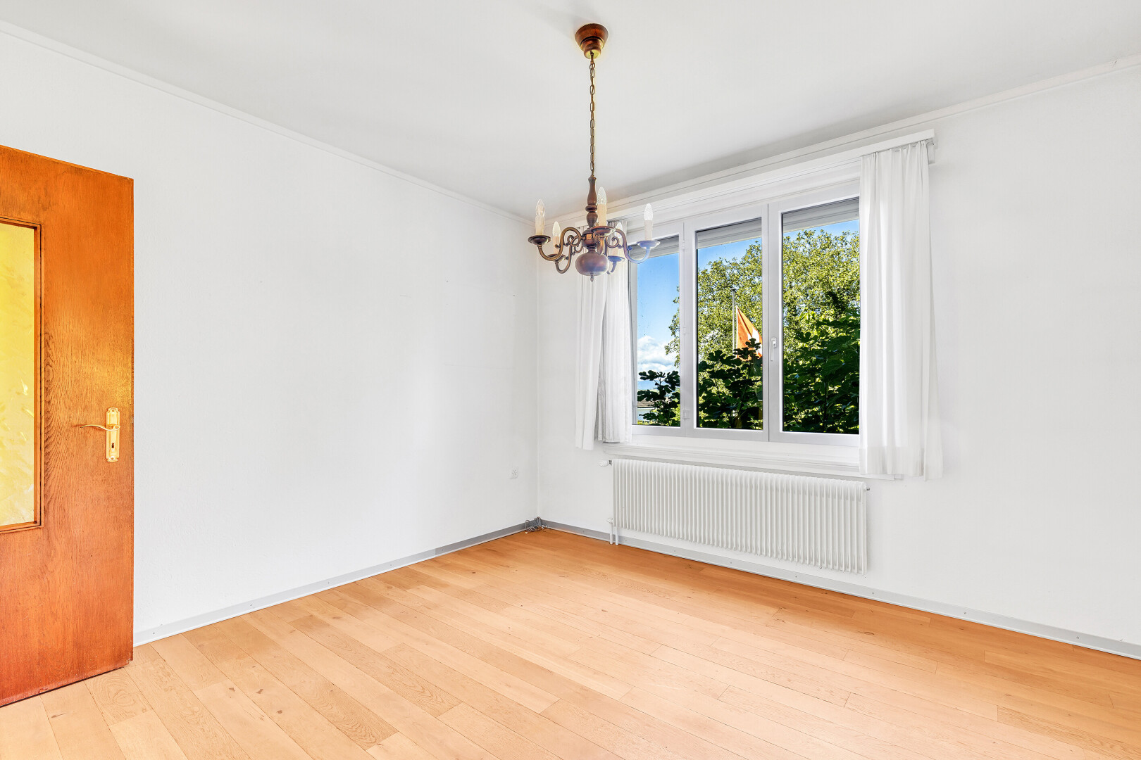 pièce vide avec day time, radiateur, lustre remarquable, lumière naturelle, et natural light