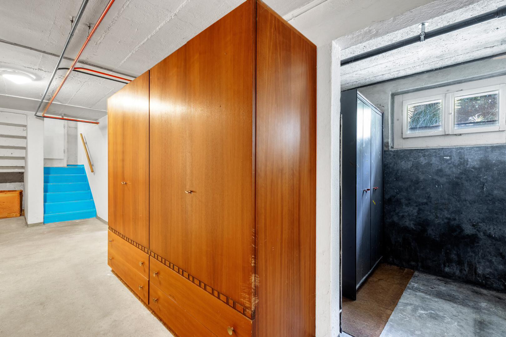 couloir avec inside property, escaliers, natural light, lumière naturelle, et low ceiling