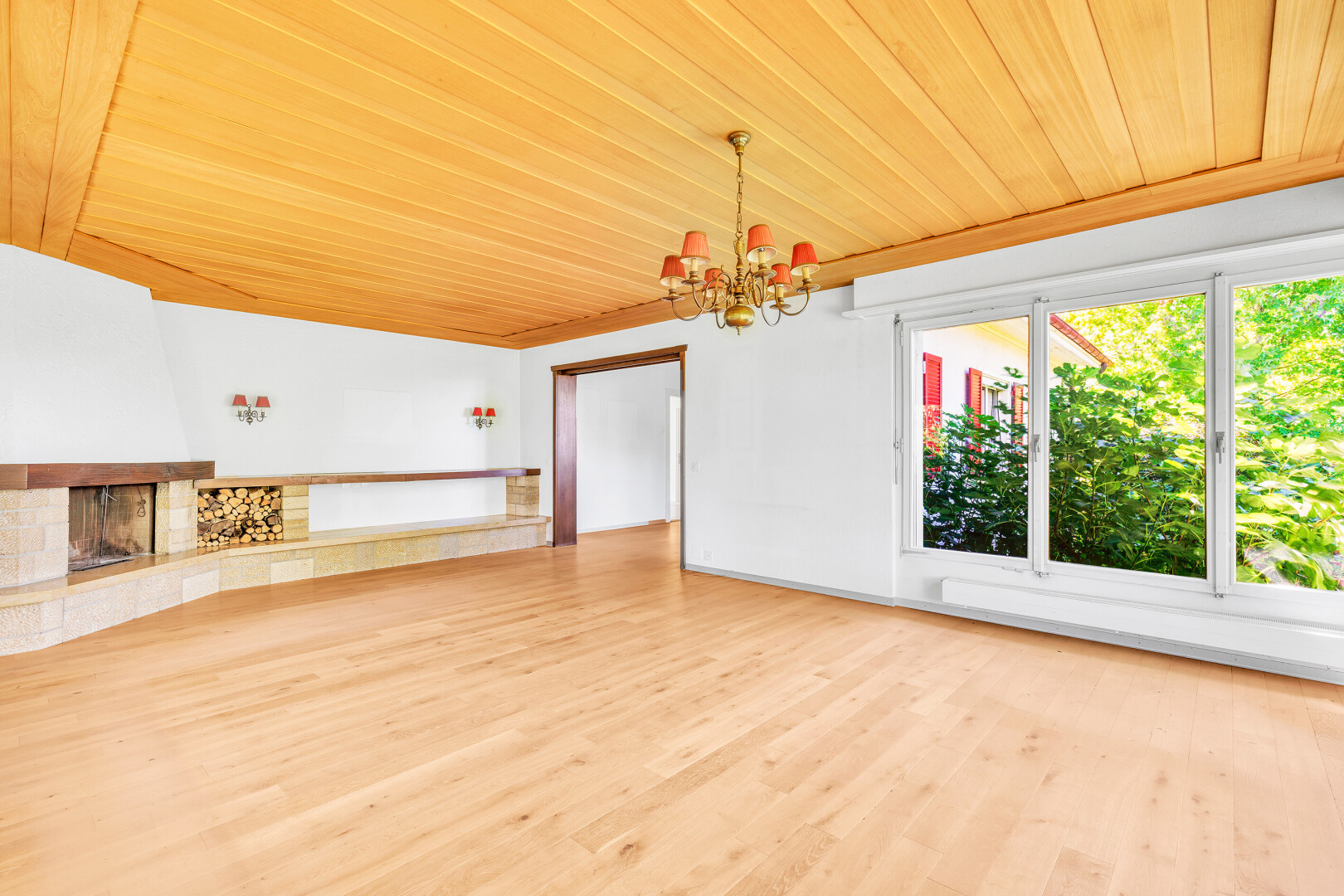 pièce vide avec natural light, lumière naturelle, wood finish floor, sol en finition bois, et drywall