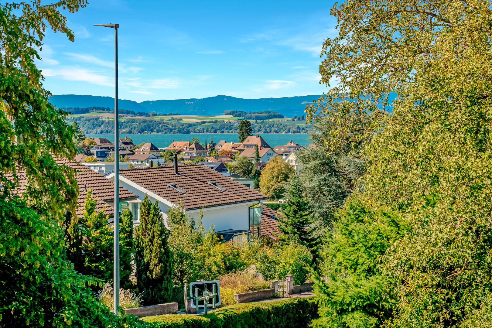 vue sur la montagne avec mountain view, day time, vue sur la montagne, water view, et vue sur l'eau