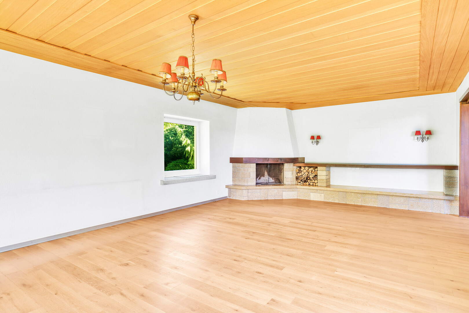 pièce vide avec natural light, lumière naturelle, wood ceiling, plafond en bois, et drywall
