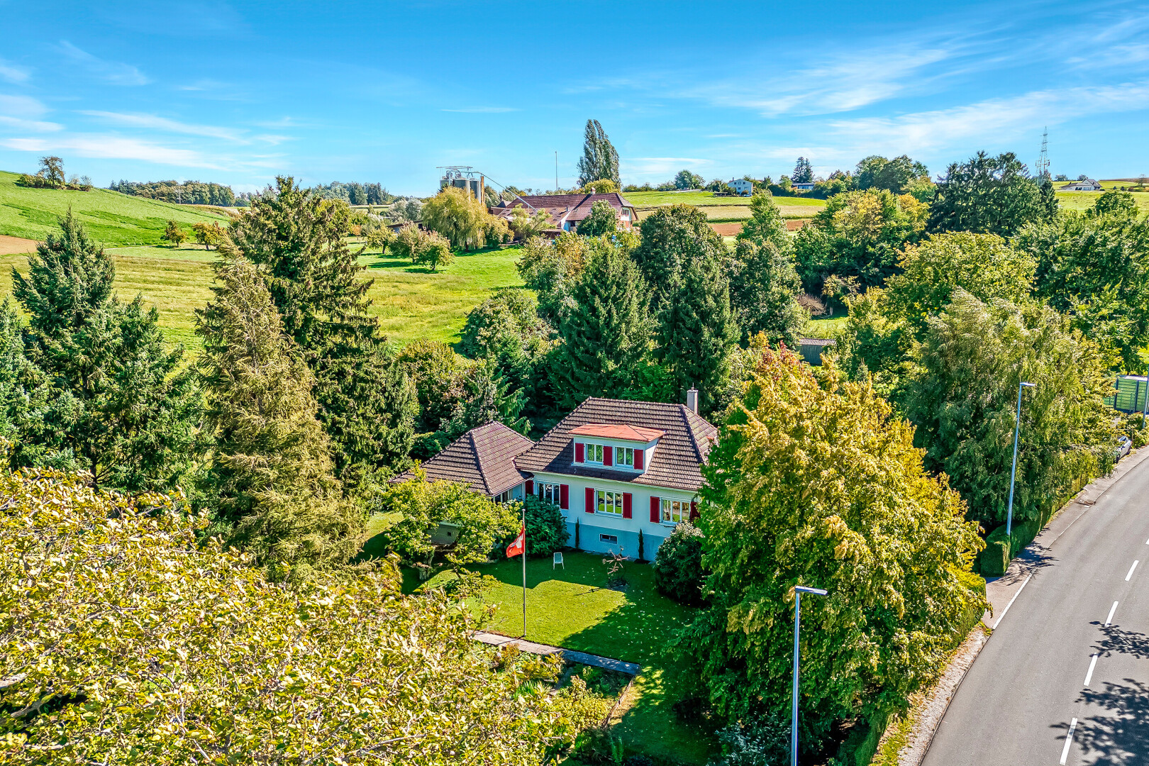 façade avec pelouse, property visible, day time, vue rurale, et rural view