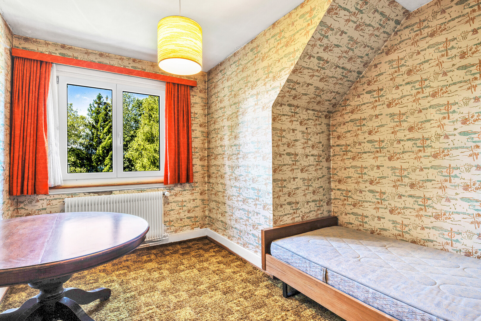 chambre avec mur en papier peint, wallpaper wall, lumière naturelle, natural light, et radiateur