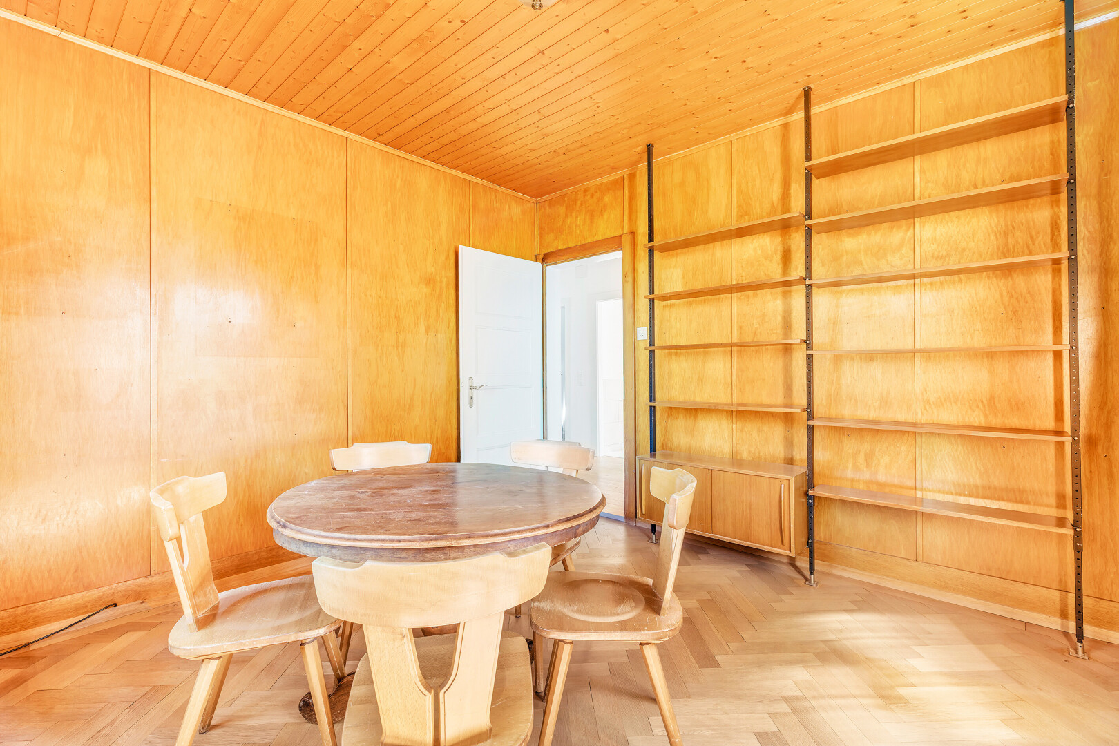 salle à manger avec inside property, baseboards wall, plinthes murales, parquet floor, et wood ceiling