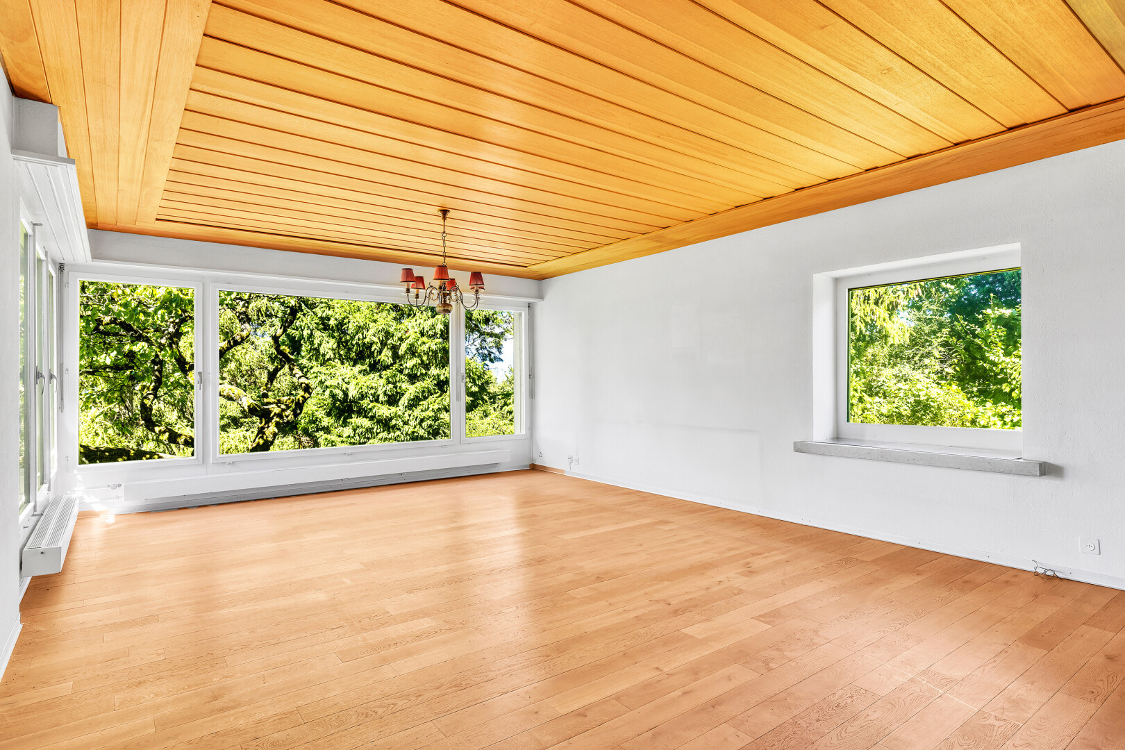 pièce vide avec wood ceiling, plafond en bois, drywall, cloison sèche, et inside property