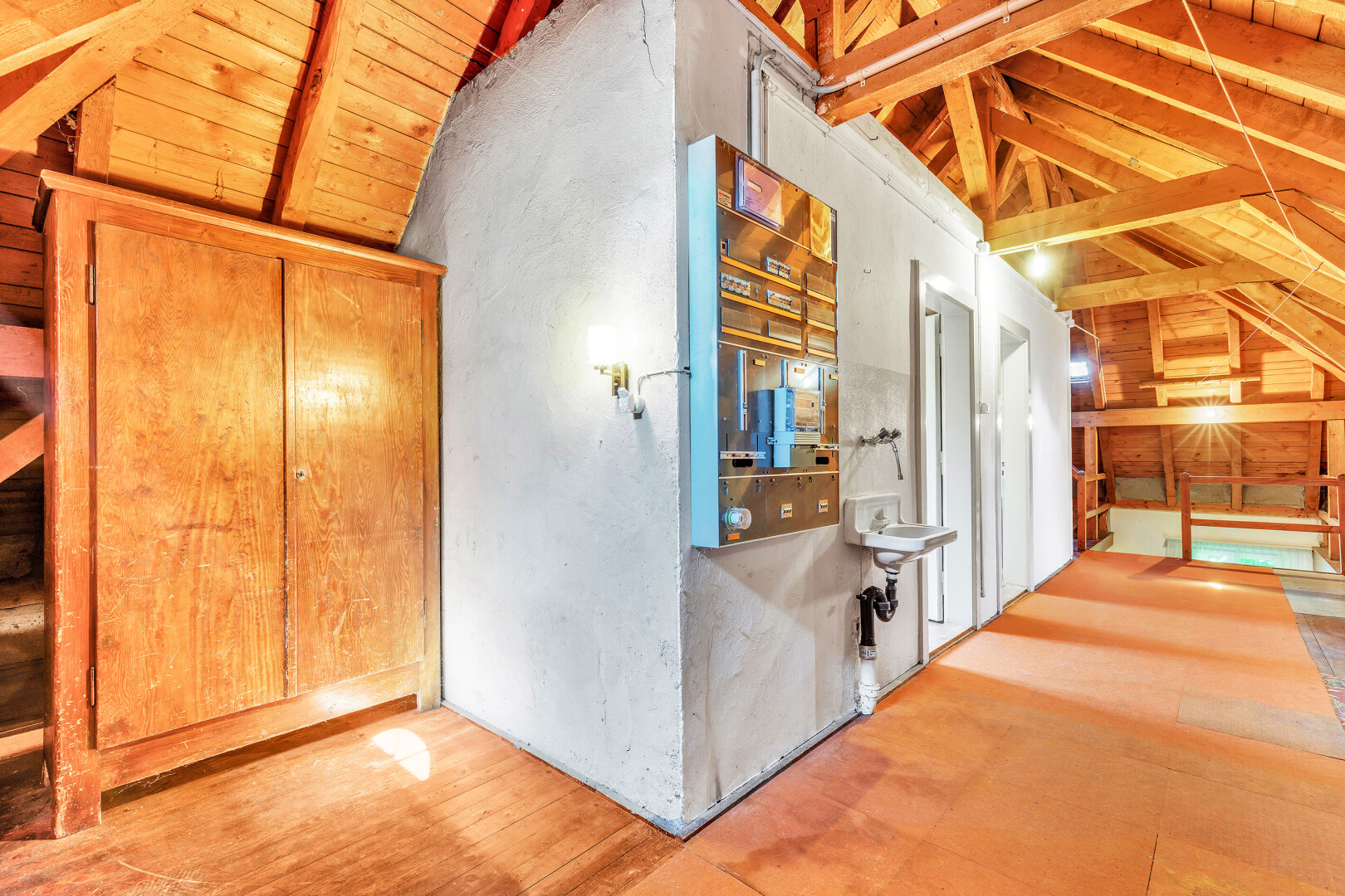 couloir avec plafond voûté, vaulted ceiling, plafond en bois, wood ceiling, et inside property