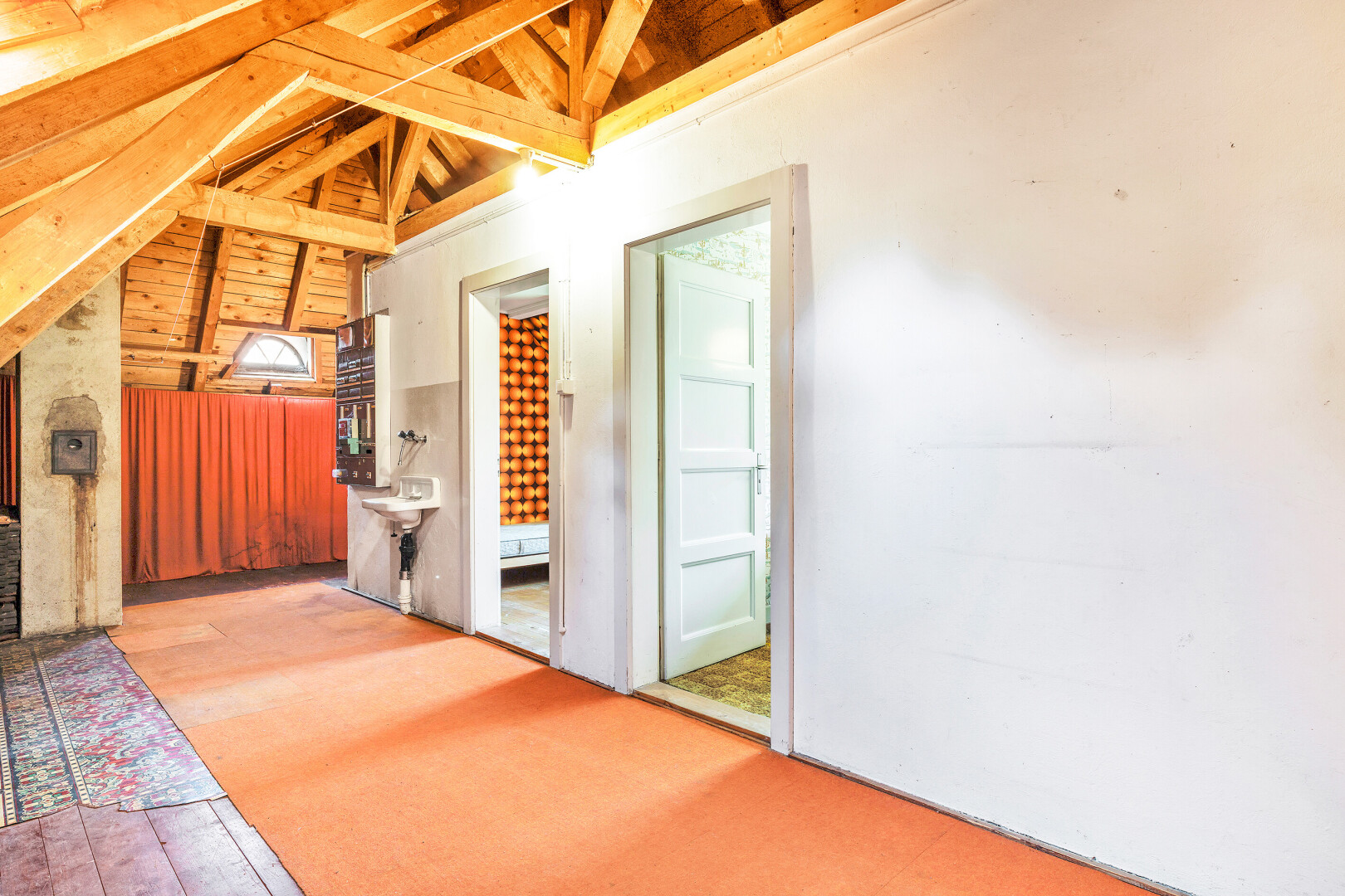 couloir avec vaulted ceiling, plafond voûté, drywall, cloison sèche, et inside property