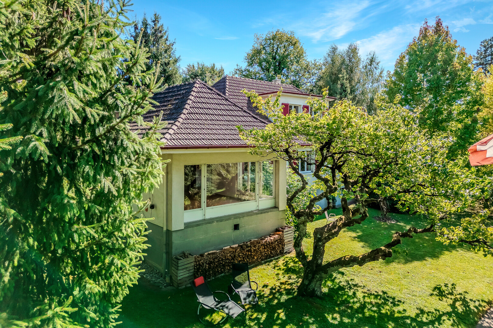 jardin avec pelouse, property visible, et day time