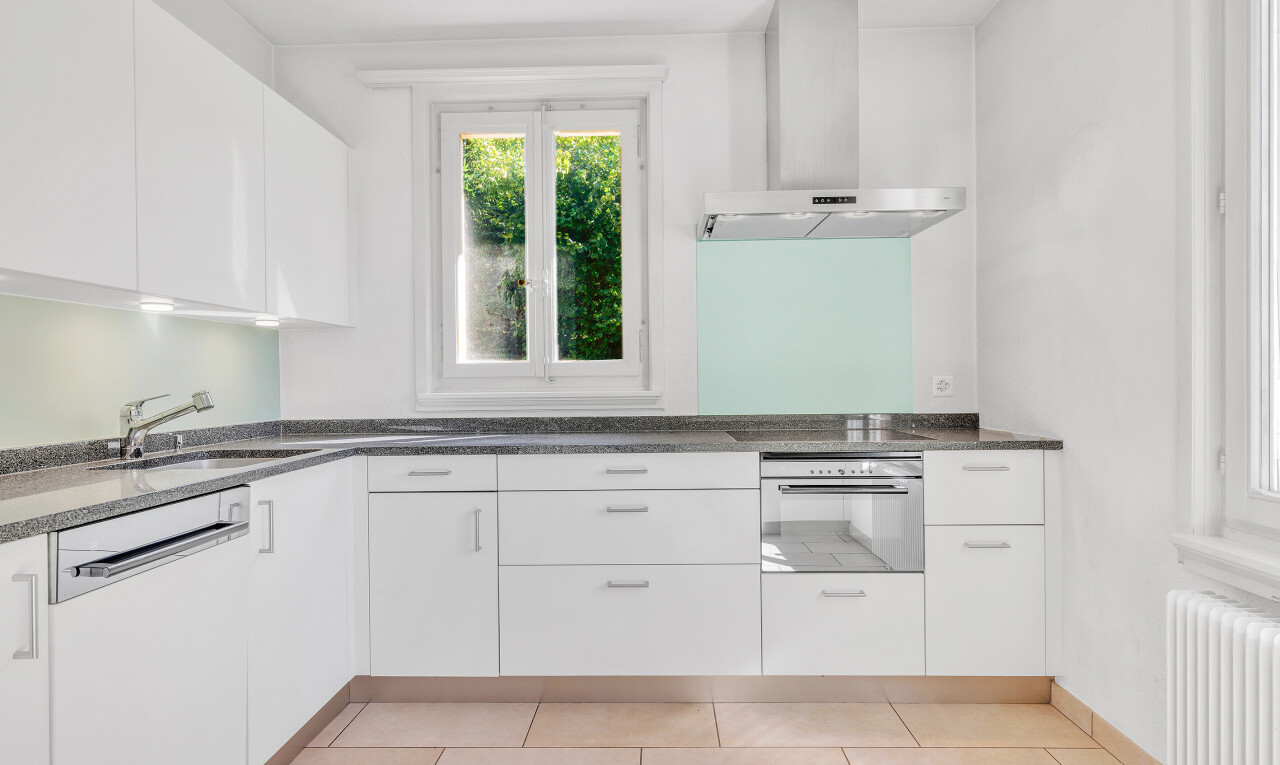 küche mit natürliches licht, natural light, dunstabzugshaube, weiße schränke, und tile floor