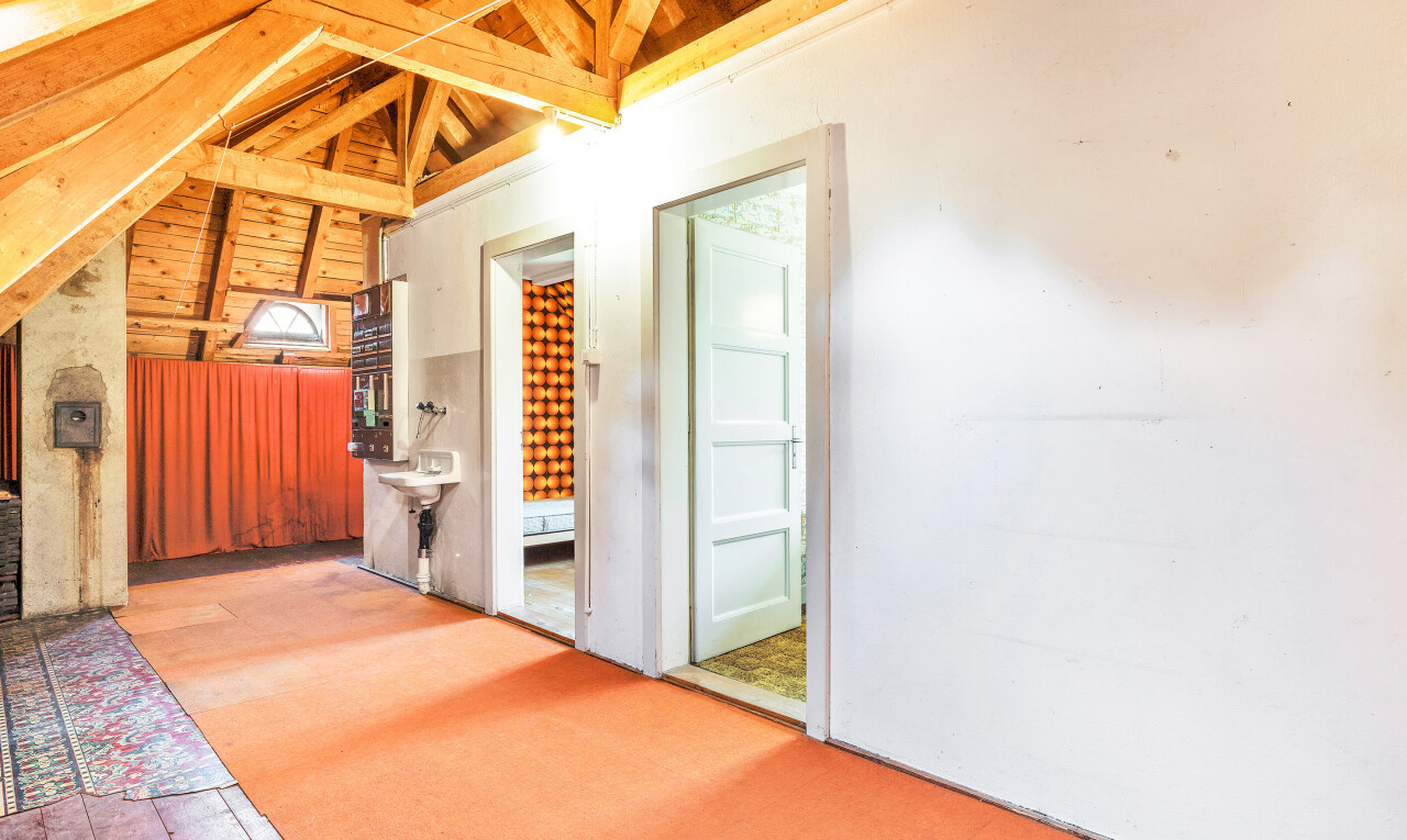 couloir avec vaulted ceiling, plafond voûté, drywall, cloison sèche, et inside property