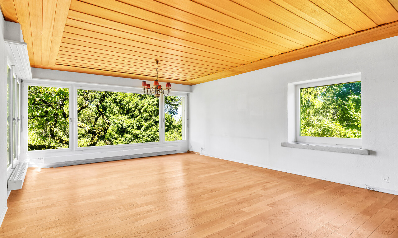 pièce vide avec wood ceiling, plafond en bois, drywall, cloison sèche, et inside property