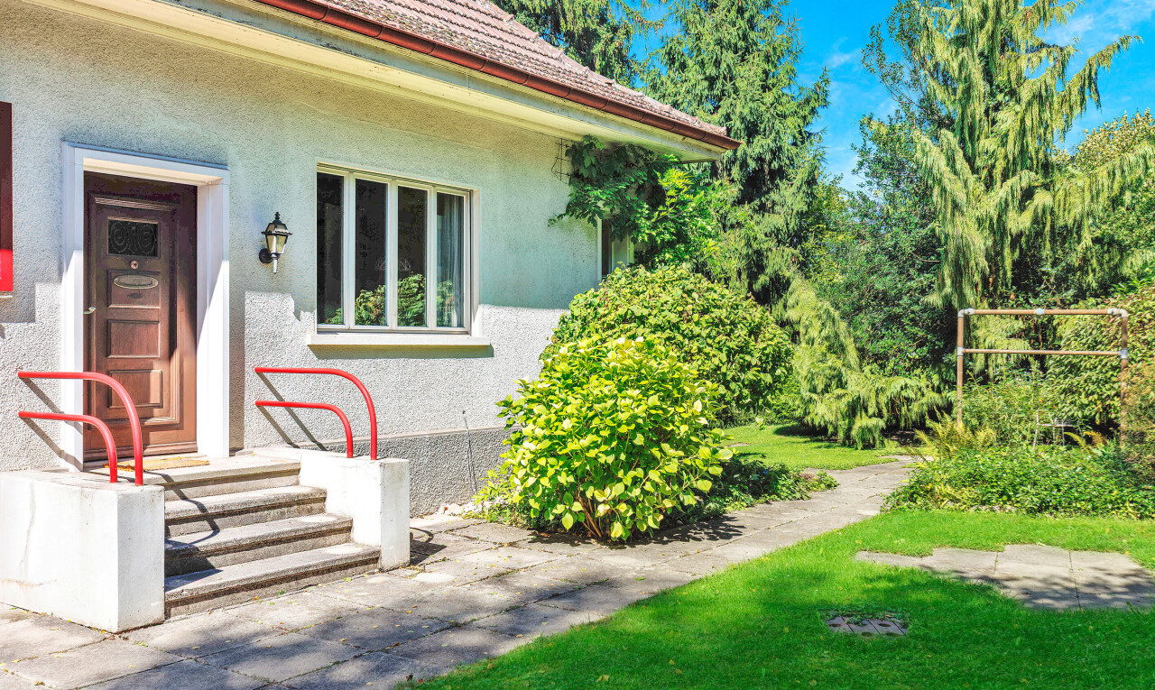 außenansicht mit stuckverkleidung, day time, property visible, und rasen