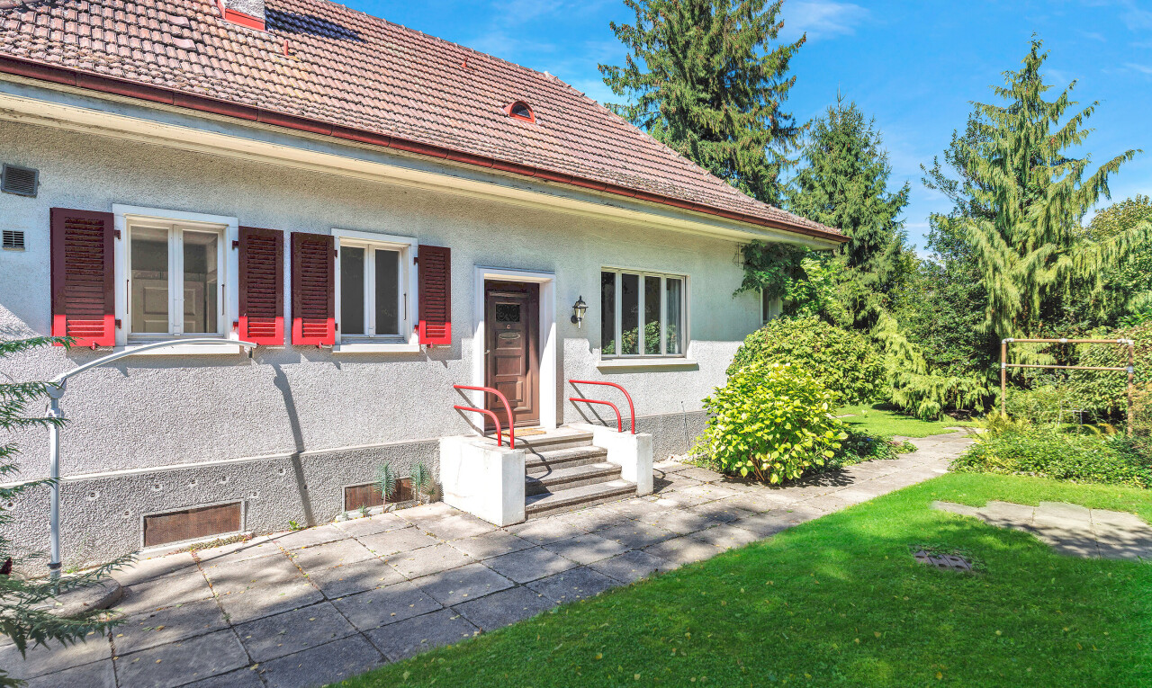 außenansicht mit stuckverkleidung, day time, property visible, schornstein, und rasen