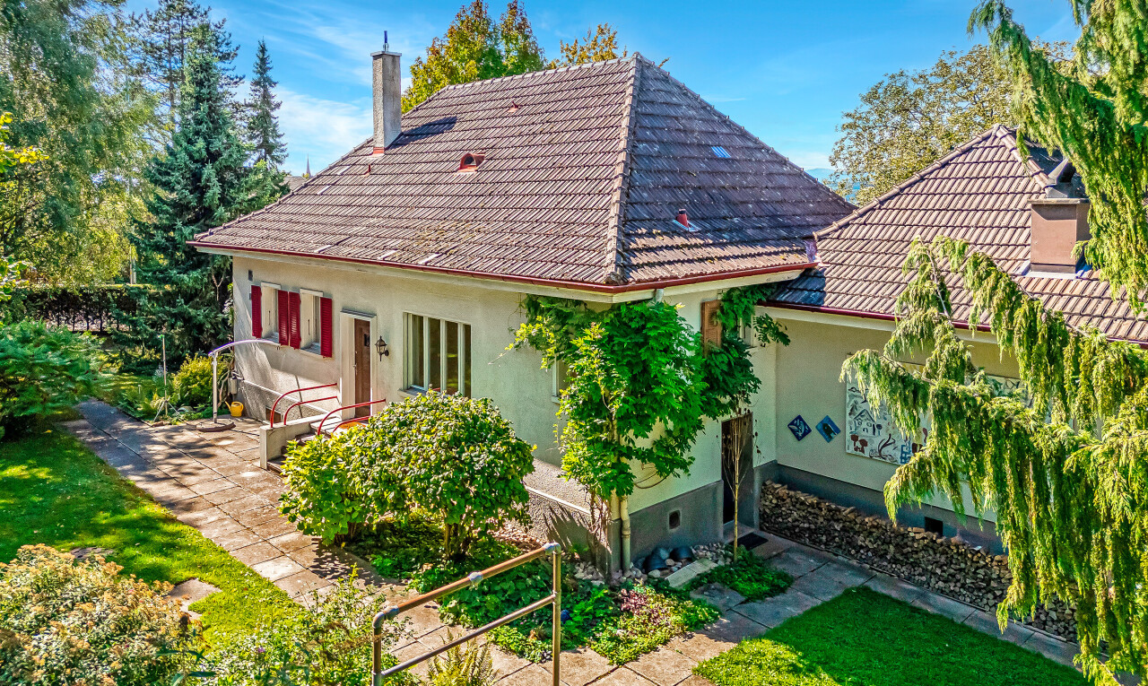 außenansicht mit stuckverkleidung, schornstein, ziegeldach, property visible, und rasen