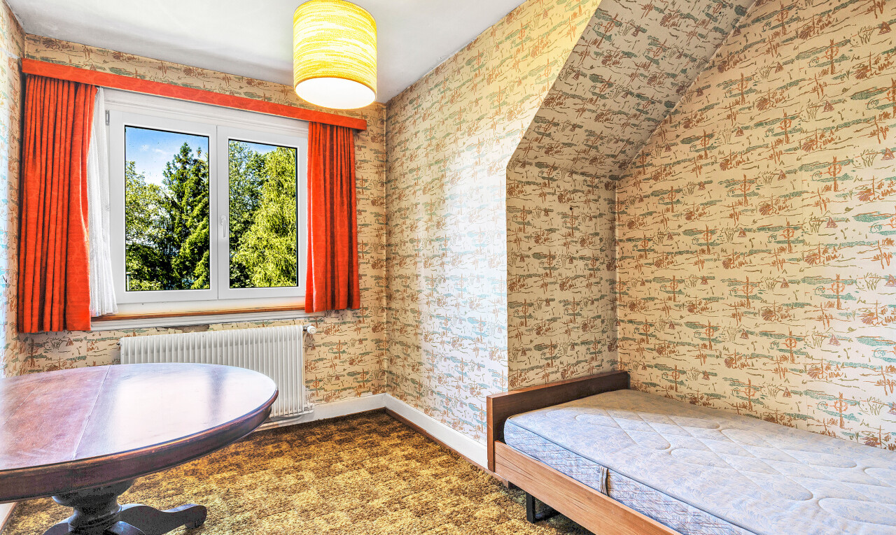chambre avec mur en papier peint, wallpaper wall, lumière naturelle, natural light, et radiateur