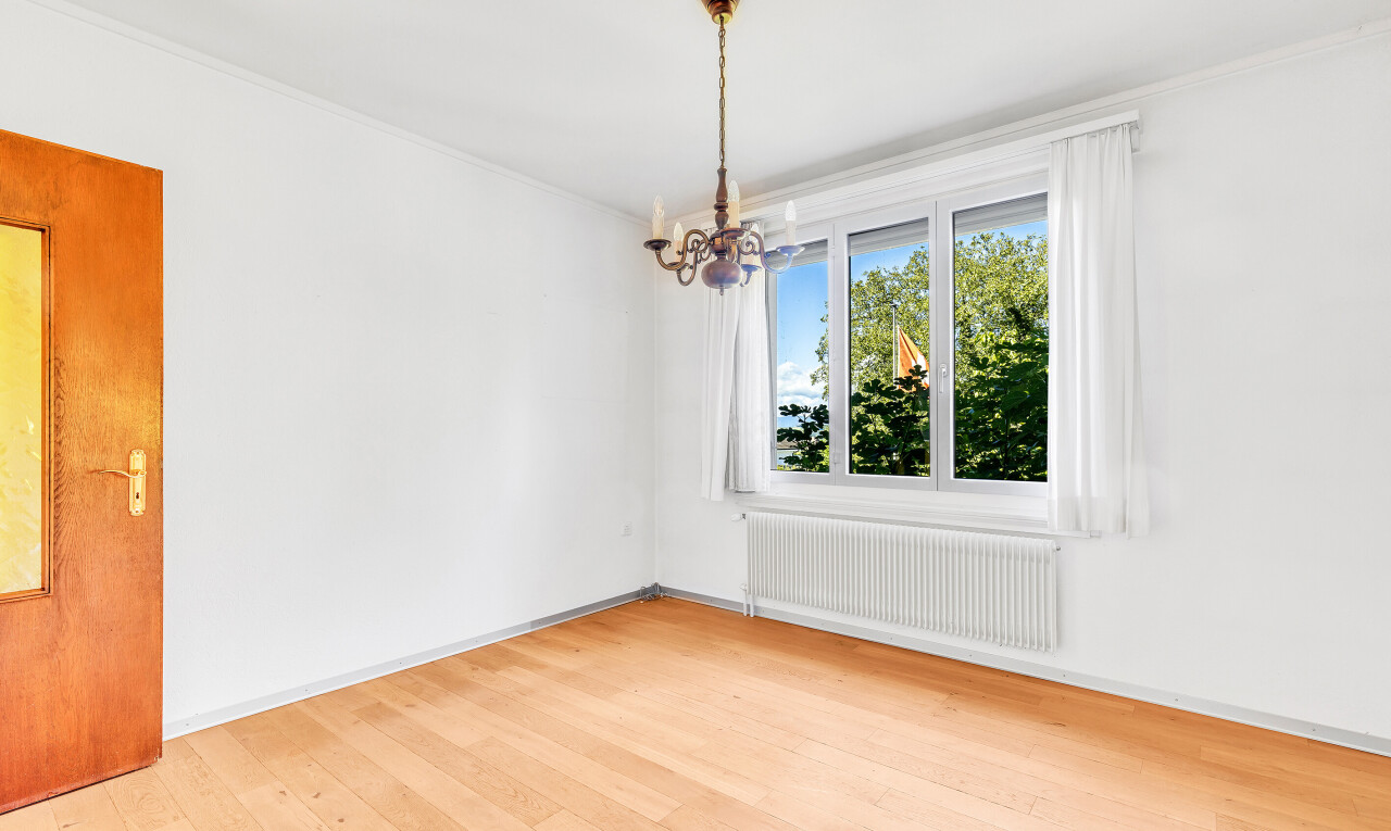 pièce vide avec day time, radiateur, lustre remarquable, lumière naturelle, et natural light