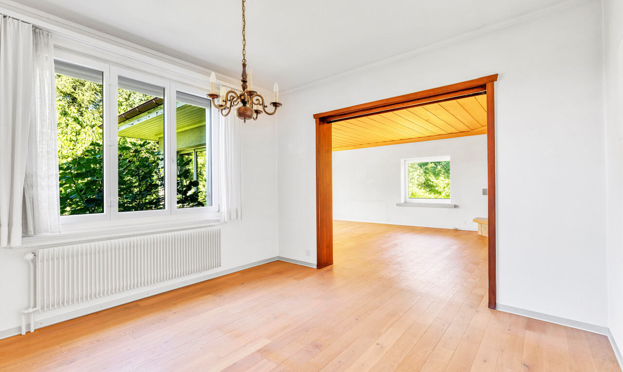 pièce vide avec radiateur, lumière naturelle, natural light, inside property, et sol en finition bois