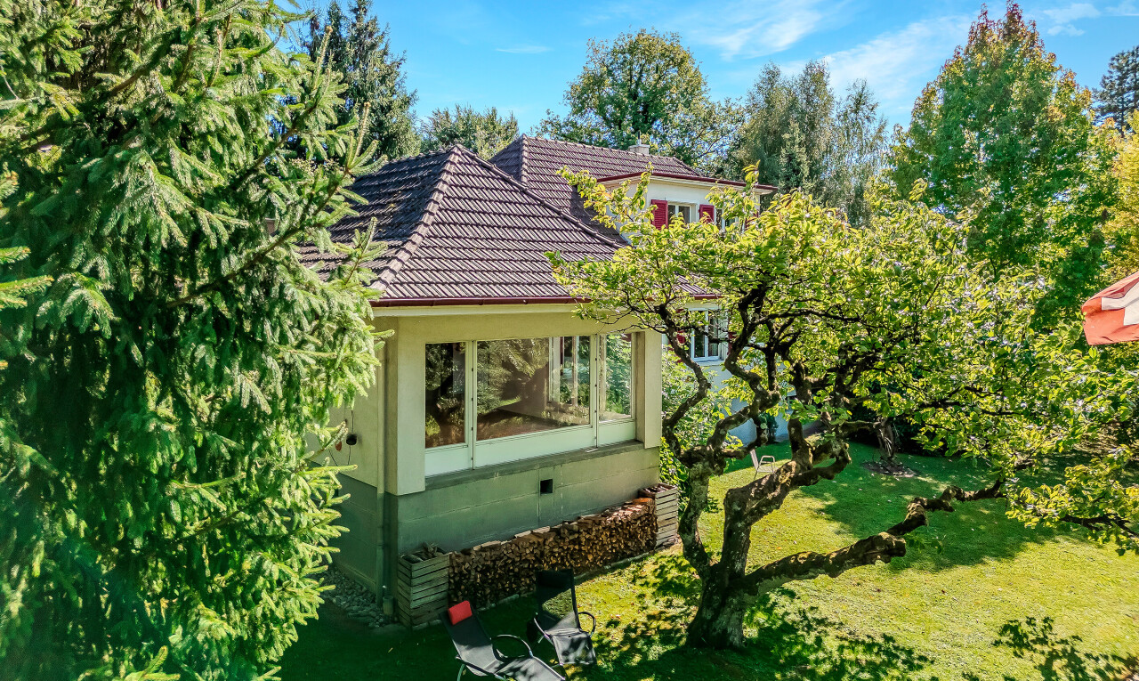 jardin avec pelouse, property visible, et day time