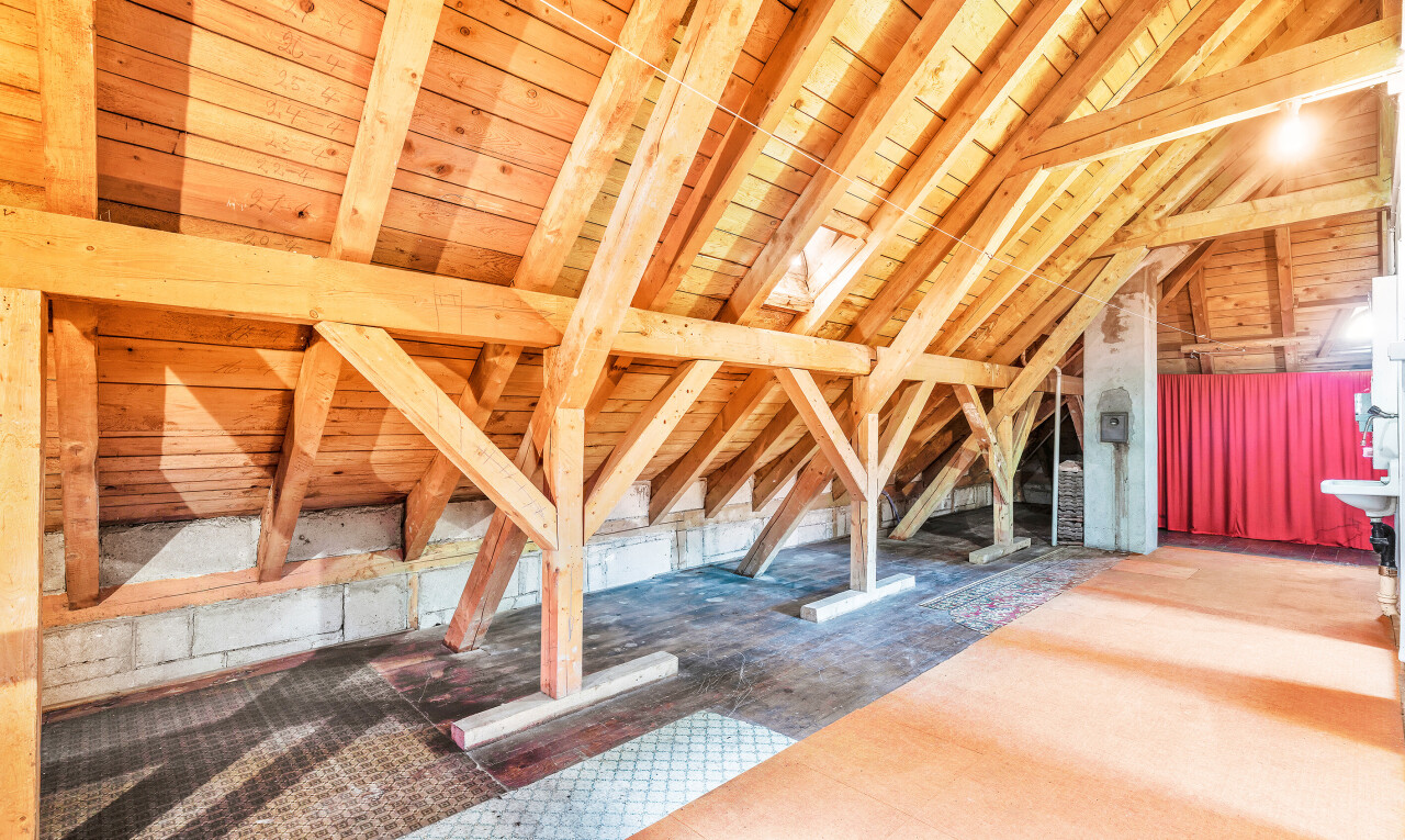 espace intérieur avec plafond voûté, vaulted ceiling, inside property, plafond bas, et low ceiling