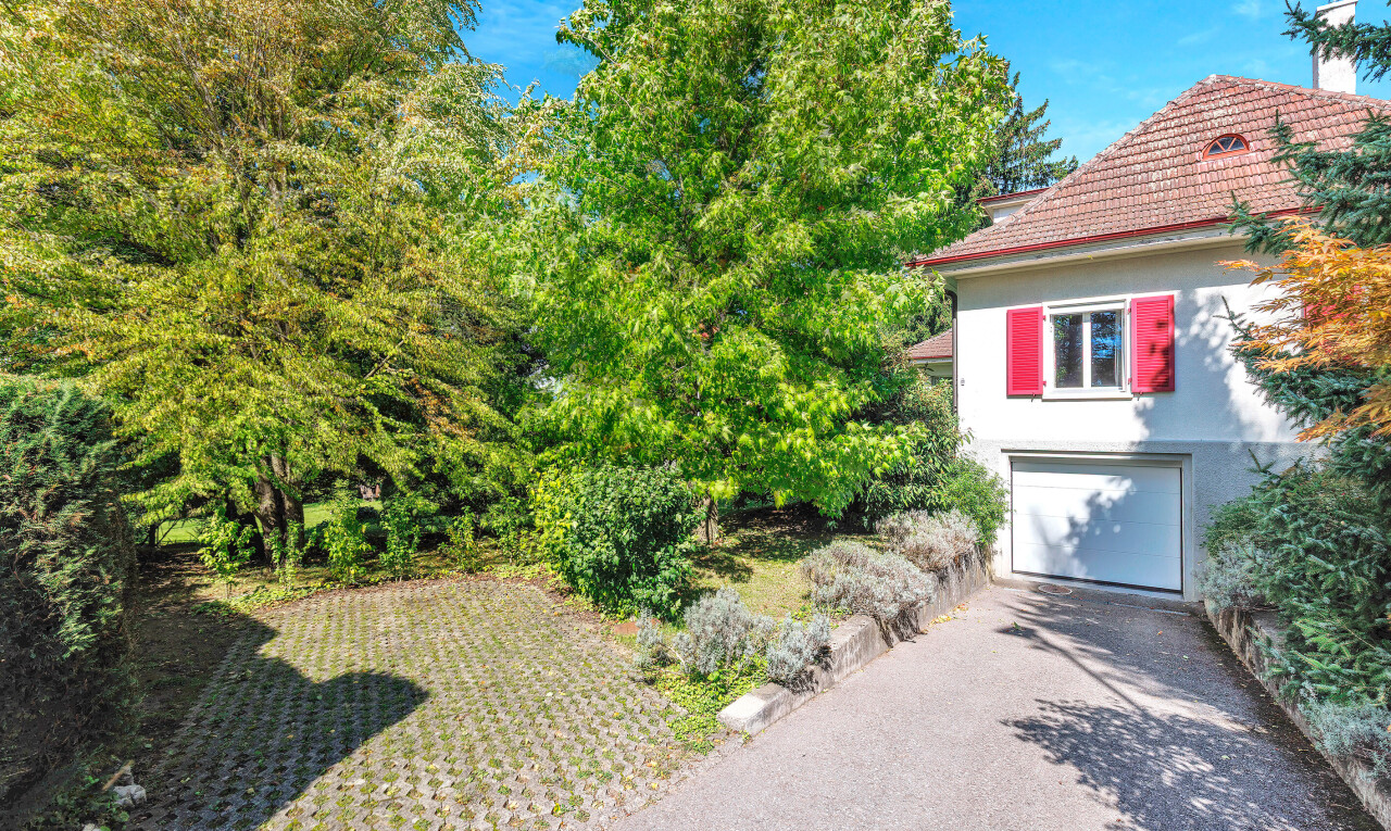 außenansicht mit stuckverkleidung, day time, property visible, schornstein, und auffahrt