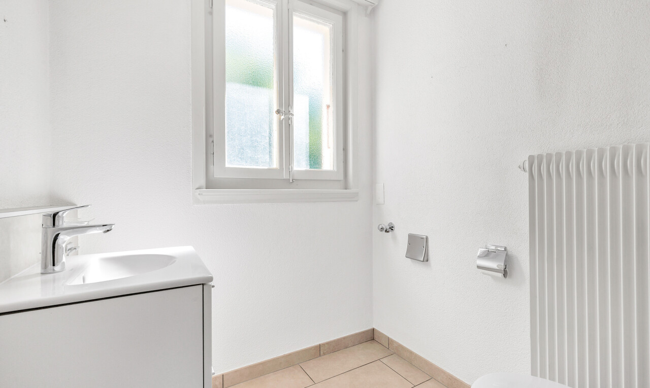 bad mit inside property, natural light, natürliches licht, schminktisch, und tile floor