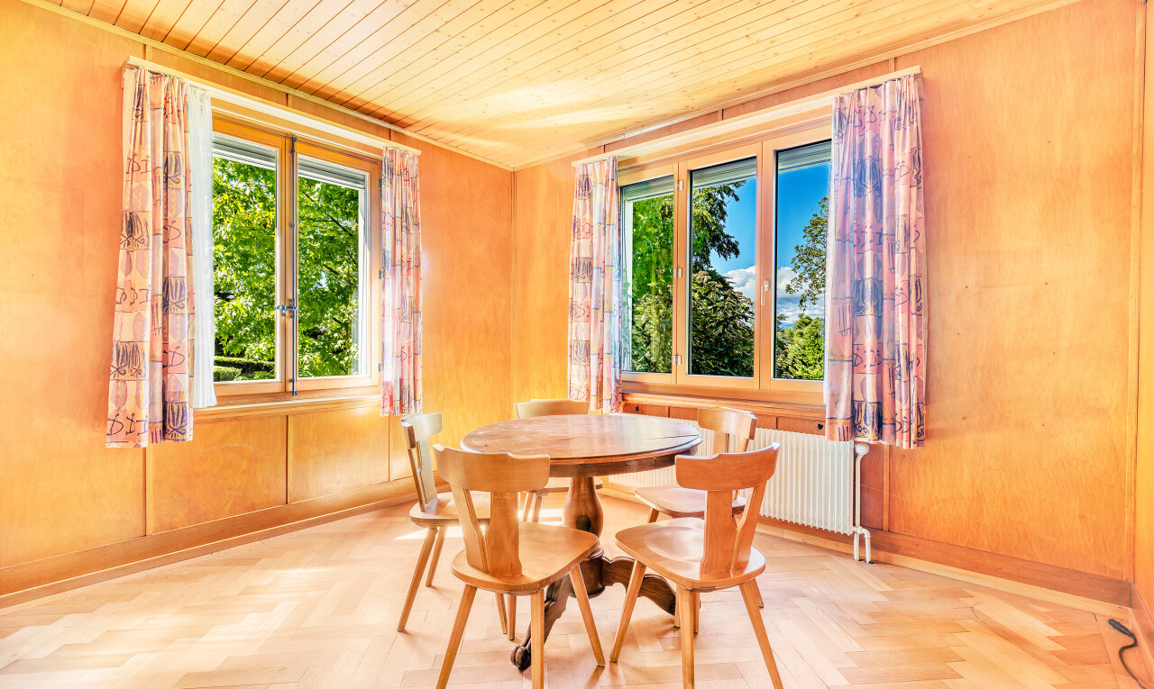 salle à manger avec lumière naturelle, natural light, radiateur, parquet floor, et plinthes murales