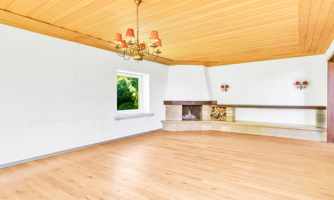 pièce vide avec natural light, lumière naturelle, wood ceiling, plafond en bois, et drywall
