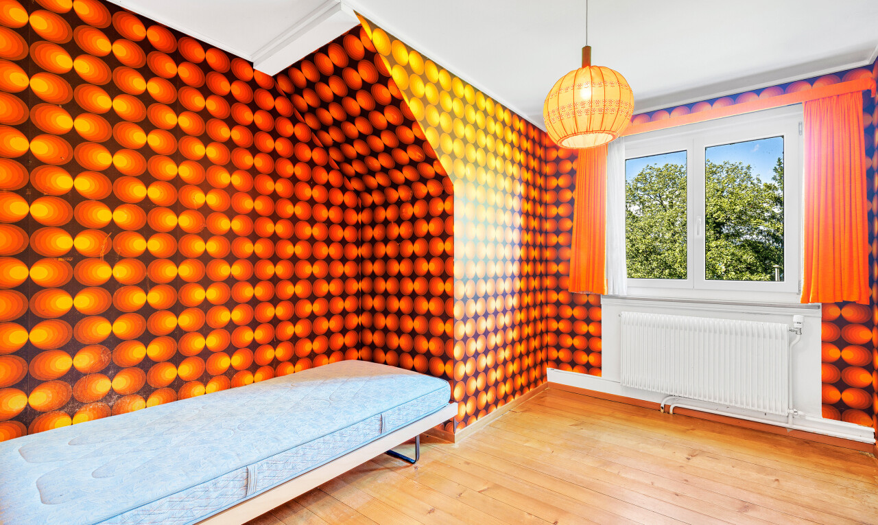 zimmer / schlafzimmer mit kühler, holzfußboden, wood finish floor, inside property, und natürliches licht