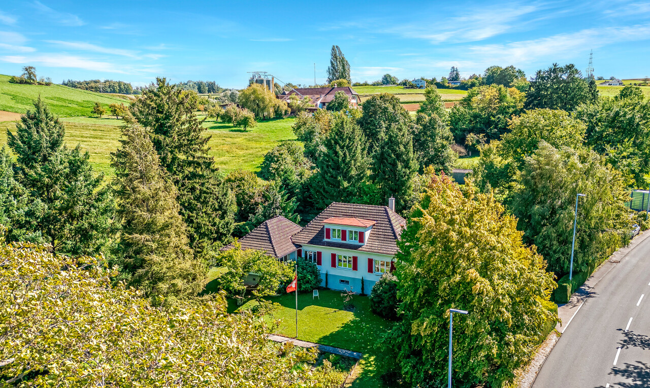 außenansicht mit rasen, property visible, day time, ländliche aussicht, und rural view
